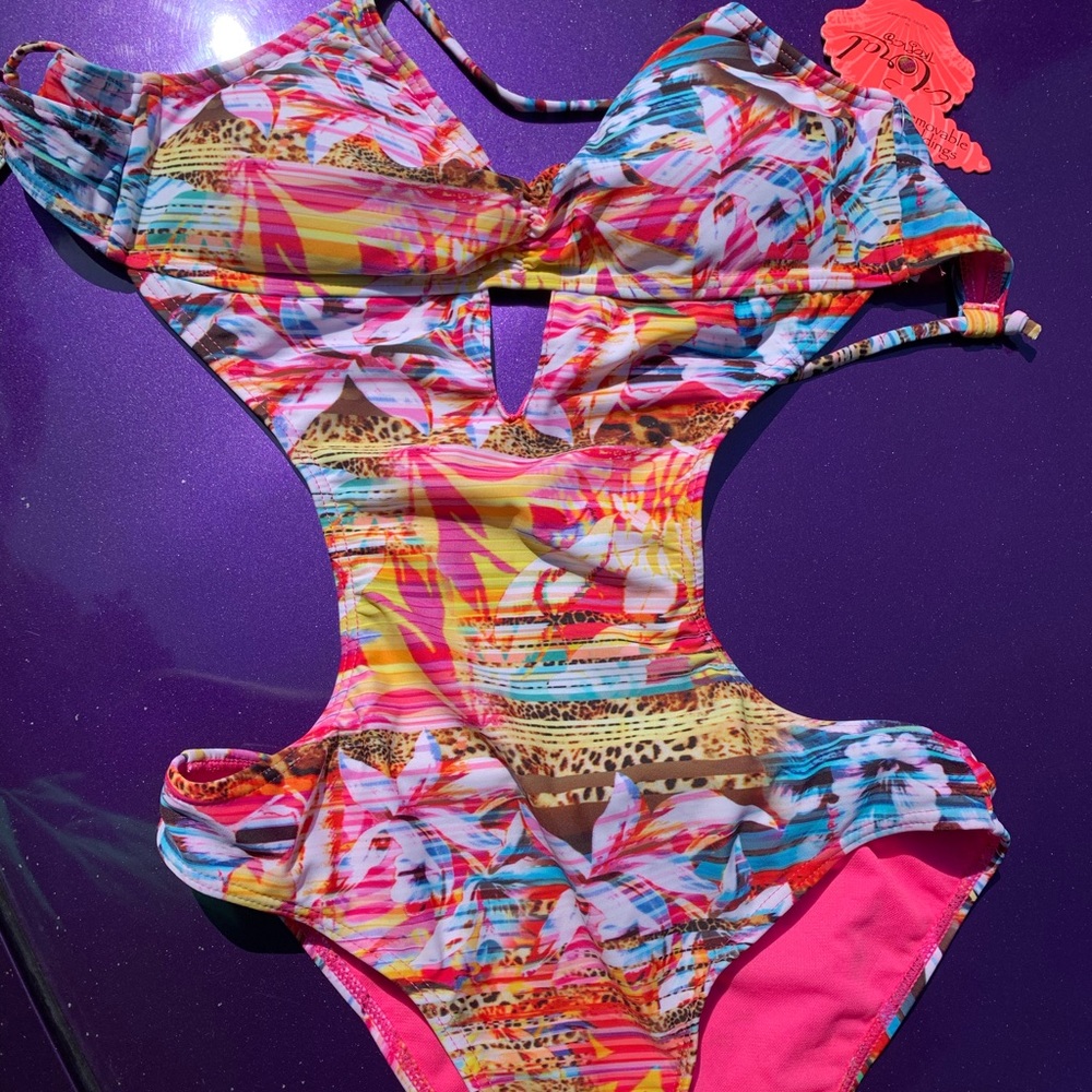 One piece tie back swim wear. Brand New, Never wor